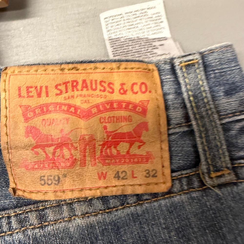 Levi Strauss 559 Relaxed Straight Jeans Mens 42x32 Medium Wash Blue Denim - Picture 4 of 5